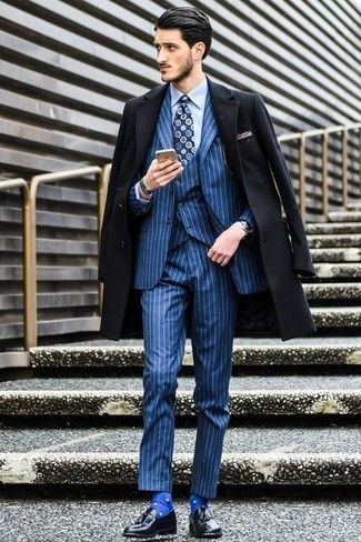 С чем носить синие носки в горошек мужчине в прохладную погоду в деловом стиле: Если в одежде ты делаешь ставку на удобство и практичность, черное длинное пальто и синие носки в горошек — превосходный вариант для расслабленного мужского образа на каждый день. И почему бы не добавить в этот образ на каждый день толику изысканности с помощью черных кожаных лоферов с кисточками?