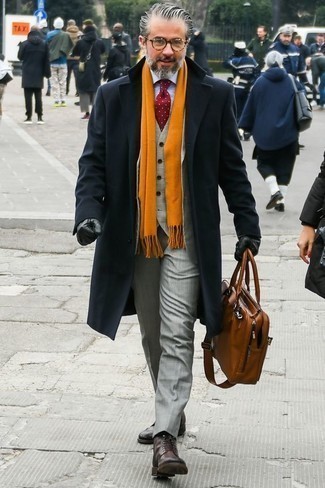 С чем носить темно-красный галстук в горошек за 50 лет мужчине зима в деловом стиле: Несмотря на то, что это довольно консервативный лук, дуэт черного длинного пальто и темно-красного галстука в горошек всегда будет нравиться стильным мужчинам, но также покоряет при этом дамские сердца. Чтобы добавить в образ чуточку беззаботства , на ноги можно надеть темно-коричневые кожаные повседневные ботинки. Нам крайне по душе такой ансамбль на осенне-зимний период.