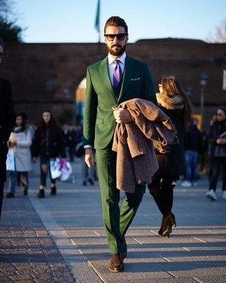 С чем носить зеленый костюм-тройку в 30 лет: Для воплощения элегантного мужского вечернего образа великолепно подойдет зеленый костюм-тройка и коричневое длинное пальто. Такой лук несложно адаптировать к повседневным нуждам, если надеть в паре с ним коричневые кожаные ботинки челси.
