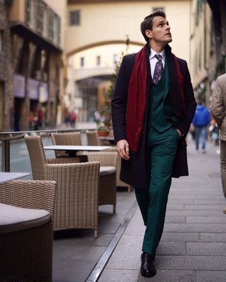 Какие оксфорды носить с темно-синим длинным пальто в прохладную погоду: Темно-синее длинное пальто в сочетании с темно-зеленым костюмом-тройкой поможет воплотить элегантный стиль. Что касается обуви, оксфорды — самый уместный вариант.