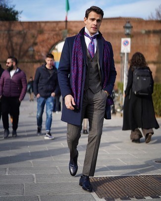 С чем носить фиолетовый шарф мужчине осень: Сочетание темно-синего длинного пальто и фиолетового шарфа особенно популярно среди ценителей практичного удобства. Не прочь сделать лук немного элегантнее? Тогда в качестве обуви к этому образу, обрати внимание на темно-синие кожаные туфли дерби. Несомненно, такое сочетание вещей будет смотреться невероятно модно осенью, когда погода становится прохладной.
