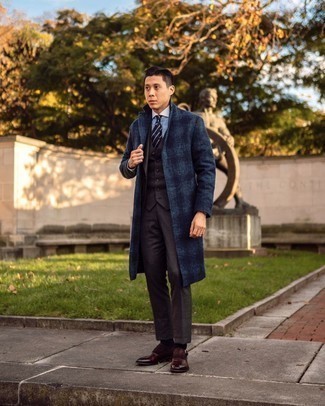 С чем носить синий галстук в горизонтальную полоску в 20 лет мужчине в холод в деловом стиле: Темно-синее длинное пальто в шотландскую клетку смотрится прекрасно в тандеме с синим галстуком в горизонтальную полоску. В паре с этим луком органично выглядят темно-коричневые кожаные монки.