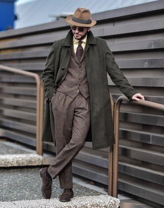С чем носить темно-коричневый галстук с принтом в 30 лет мужчине в прохладную погоду: Сочетание темно-зеленого длинного пальто и темно-коричневого галстука с принтом — воплощение делового городского стиля. Поклонники незаезженных вариантов могут закончить лук темно-коричневыми замшевыми туфлями дерби.