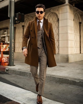 С чем носить коричневый вязаный галстук мужчине: Сочетание коричневого длинного пальто и коричневого вязаного галстука — воплощение строгого делового стиля. Темно-коричневые кожаные оксфорды — отличный вариант, чтобы закончить ансамбль.