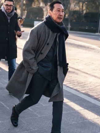С чем носить длинное пальто в клетку за 50 лет в холод: Длинное пальто в клетку и темно-синий шерстяной костюм — воплощение элегантного мужского стиля в одежде. Что до обуви, черные кожаные туфли дерби — самый уместный вариант.