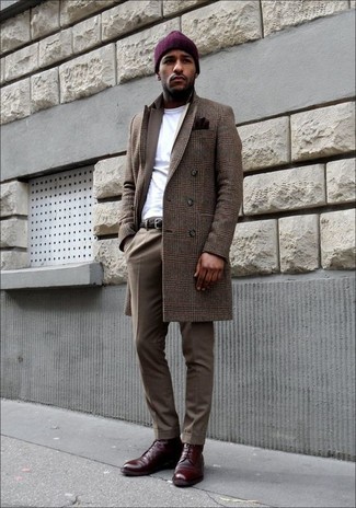 С чем носить коричневый кожаный ремень мужчине в прохладную погоду: Коричневое длинное пальто в шотландскую клетку и коричневый кожаный ремень — выбор джентльменов, которые постоянно в движении. Хочешь сделать образ немного элегантнее? Тогда в качестве дополнения к этому ансамблю, выбирай темно-красные кожаные классические ботинки.