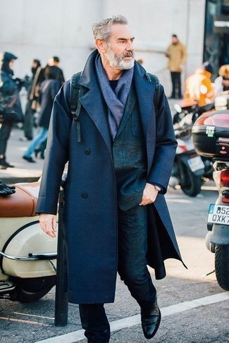 Какие ботинки челси носить с темно-синим длинным пальто за 50 лет в прохладную погоду в стиле смарт-кэжуал: Несмотря на то, что это классический образ, сочетание темно-синего длинного пальто и темно-синего костюма всегда будет по вкусу стильным молодым людям, непременно пленяя при этом сердца прекрасных дам. Не прочь поэкспериментировать? Заверши образ ботинками челси.
