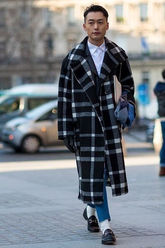 С чем носить черное длинное пальто в шотландскую клетку: Черное длинное пальто в шотландскую клетку и синие джинсы — обязательные вещи в арсенале стильного джентльмена. Не прочь сделать образ немного строже? Тогда в качестве обуви к этому образу, обрати внимание на черные кожаные лоферы.