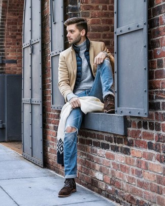Как носить темно-синие джинсы с коричневыми повседневными ботинками в 30 лет мужчине в прохладную погоду: Светло-коричневое длинное пальто выглядит прекрасно в паре с темно-синими джинсами. В тандеме с этим ансамблем отлично будут выглядеть коричневые повседневные ботинки.