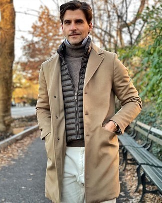 Какие водолазки носить с бежевым длинным пальто в 30 лет: Сочетание бежевого длинного пальто и водолазки — хороший пример современного городского стиля.