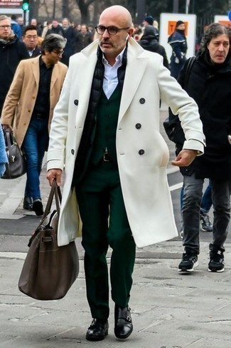 Какие классические рубашки носить с белым длинным пальто в деловом стиле: Белое длинное пальто и классическая рубашка — отличный пример строгого мужского стиля в одежде. В тандеме с этим образом выгодно смотрятся черные кожаные монки с двумя ремешками.