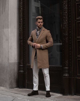 С чем носить серебряную куртку мужчине зима в стиле смарт-кэжуал: Серебряная куртка в паре с темно-серым шерстяным пиджаком — чудесный пример непринужденного офисного стиля для молодых людей. В сочетании с этим ансамблем наиболее удачно будут смотреться темно-коричневые замшевые повседневные ботинки. Подобный образ отлично подходит на осенне-зимний период.