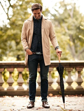 С чем носить стеганую куртку мужчине в прохладную погоду: Если ты любишь выглядеть с иголочки, и при этом чувствовать себя комфортно и расслабленно, примерь на себя это сочетание стеганой куртки и темно-синих джинсов. Теперь почему бы не добавить в этот ансамбль на каждый день немного изысканности с помощью коричневых кожаных туфель дерби?
