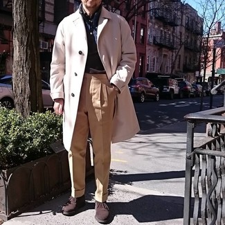 Какие длинные пальто носить с темно-коричневыми ботинками дезертами в 30 лет: Несмотря на то, что этот ансамбль кажется довольно-таки выдержанным, тандем длинного пальто и светло-коричневых классических брюк неизменно нравится стильным мужчинам, а также покоряет сердца барышень. Ты можешь легко адаптировать такой образ к повседневным реалиям, дополнив его темно-коричневыми ботинками дезертами.