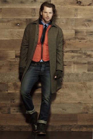 С чем носить стеганую куртку мужчине в прохладную погоду: Стеганая куртка и темно-синие джинсы — обязательные предметы в гардеробе парней с чувством стиля. Дополнив образ темно-коричневыми кожаными ботинками броги, можно привнести в него немного привлекательного консерватизма.