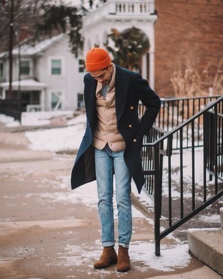 Как носить ботинки челси с джинсами мужчине в холод: Комбо из темно-синего длинного пальто и джинсов может стать замечательным образом для офиса. Весьма выигрышно здесь смотрятся ботинки челси.