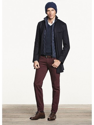 Как носить рубашку с длинным рукавом с брогами зима: Рубашка с длинным рукавом и темно-красные джинсы — неотъемлемые составляющие в гардеробе парней с хорошим чувством стиля. Что касается обуви, можно отдать предпочтение классическому стилю и выбрать броги. Если ты часто мерзнешь в зимний период, это сочетание вещей позволит тебе всегда чувствовать себя тепло и уютно.