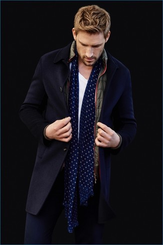 Какие футболки с круглым вырезом носить с темно-синим длинным пальто в 30 лет: Темно-синее длинное пальто и футболка с круглым вырезом — идеальный выбор для приверженцев стиля smart casual.