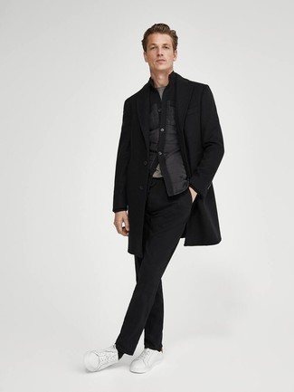 С чем носить черную стеганую куртку без рукавов в 30 лет мужчине в прохладную погоду в стиле смарт-кэжуал: Черная стеганая куртка без рукавов и черные брюки чинос — must have вещи в гардеробе мужчин с чувством стиля. Что до обуви, белые кожаные низкие кеды — самый уместный вариант.
