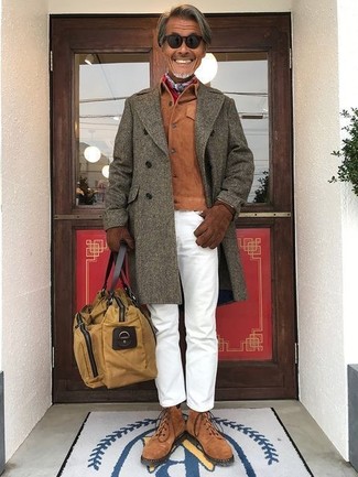 С чем носить светло-коричневую сумку из плотной ткани за 60 лет мужчине весна: Оливковое длинное пальто и светло-коричневая сумка из плотной ткани — превосходный выбор для мужчин, которые постоянно в движении. Если ты предпочитаешь смелые решения в своих луках, дополни этот коричневыми замшевыми повседневными ботинками. Когда зима отступает и сменяется более теплыми деньками, мы скидываем тяжелые шубы и зимние куртки и встает вопрос о том, что носить, чтобы выглядеть по-весеннему ярко и модно. Подобное сочетание поможет тебе найти необходимое вдохновение.