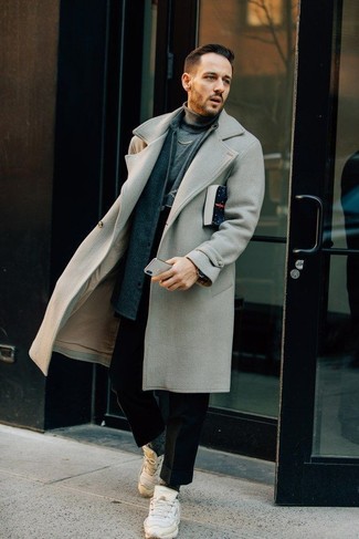 С чем носить серое длинное пальто: Если ты принадлежишь к той категории парней, которые любят выглядеть стильно, тебе придется по душе дуэт серого длинного пальто и черных шерстяных брюк чинос. белые кроссовки добавят облику легкости и динамичности.
