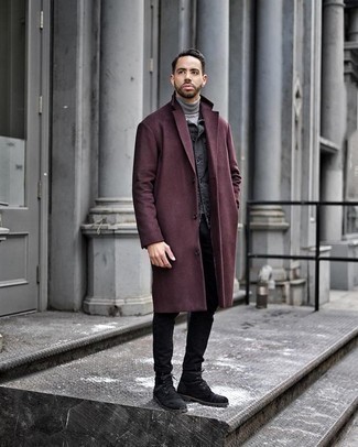 С чем носить темно-красное длинное пальто в 30 лет: Темно-красное длинное пальто и черные джинсы — прекрасный вариант для создания мужского лука в элегантно-деловом стиле. Пара черных замшевых повседневных ботинок свяжет лук воедино.