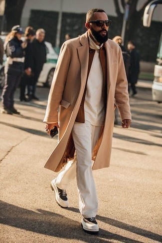 Какие куртки-рубашки носить с темно-коричневыми рабочими ботинками мужчине осень: Куртка-рубашка в паре с белыми вельветовыми брюками чинос однозначно будет обращать на себя взгляды красивых барышень. Темно-коричневые рабочие ботинки создадут легкое настроение. Это стильный образ, который чудесно подходит для непонятной осенней погоды.