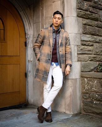 С чем носить темно-коричневые повседневные ботинки в 20 лет мужчине зима: Если ты принадлежишь к той немногочисленной категории мужчин, ориентирующихся в трендах, тебе придется по вкусу образ из светло-коричневого длинного пальто в шотландскую клетку и белых джинсов. Темно-коричневые повседневные ботинки — великолепный вариант, чтобы завершить образ. В зимнее время хочется одеваться не только тепло и комфортно, но еще и по моде. Подобное сочетание одежды определенно в этом поможет.