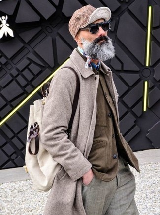 С чем носить бежевый рюкзак из плотной ткани за 60 лет мужчине: Если ты делаешь ставку на удобство и функциональность, бежевое длинное пальто и бежевый рюкзак из плотной ткани — классный выбор для расслабленного мужского образа на каждый день.