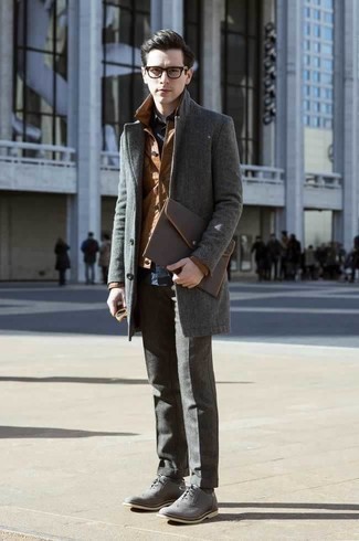 С чем носить табачную куртку в 30 лет мужчине в холод в деловом стиле: Комбо из табачной куртки и серых классических брюк поможет воссоздать строгий деловой стиль. Вместе с этим луком чудесно смотрятся серые кожаные броги.