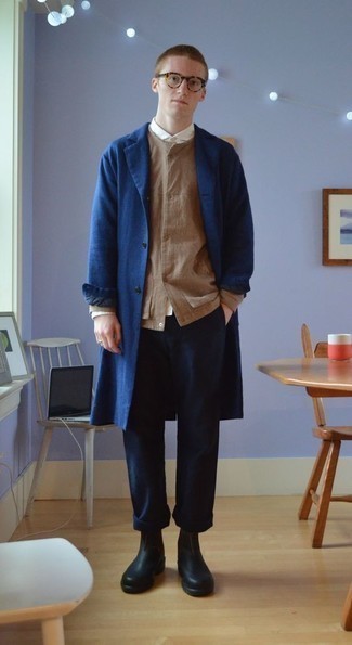 Какие ботинки челси носить с темно-синим длинным пальто в 20 лет в холод: Если не представляешь, в чем пойти на учебу или на работу, темно-синее длинное пальто и темно-синие брюки чинос — идеальный выбор. Сделать образ элегантнее позволят ботинки челси.