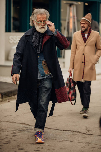 С чем носить серые джинсы за 60 лет мужчине в стиле смарт-кэжуал: Если ты принадлежишь к той когорте джентльменов, которые любят выглядеть стильно, тебе придется по вкусу тандем черного длинного пальто и серых джинсов. разноцветные кроссовки добавят облику легкости и беззаботства.