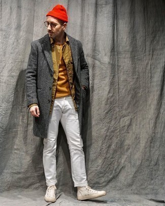 Какие джинсы носить с светло-коричневой курткой-рубашкой в 30 лет мужчине в прохладную погоду: Комбо из светло-коричневой куртки-рубашки и джинсов поможет подчеркнуть твою индивидуальность и выделиться из толпы. Любишь поэкспериментировать? Тогда закончи ансамбль белыми высокими кедами из плотной ткани.