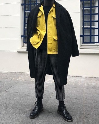 Какие брюки чинос носить с желтой курткой-рубашкой в холод: Дуэт желтой куртки-рубашки и брюк чинос поможет создать интересный мужской лук в непринужденном стиле. Пара черных кожаных повседневных ботинок легко вписывается в этот ансамбль.