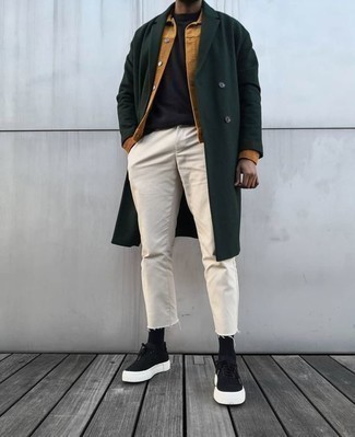 Какие джинсы носить с черными низкими кедами в 20 лет мужчине в стиле смарт-кэжуал: Темно-зеленое длинное пальто в сочетании с джинсами поможет подчеркнуть твой личный стиль. Чтобы добавить в ансамбль чуточку непринужденности , на ноги можно надеть черные низкие кеды.