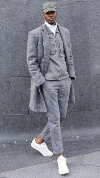 Какие кроссовки носить с серым длинным пальто в 20 лет: Серое длинное пальто выглядит прекрасно в сочетании с серыми шерстяными классическими брюками. Тебе нравятся дерзкие решения? Можешь завершить свой лук кроссовками.