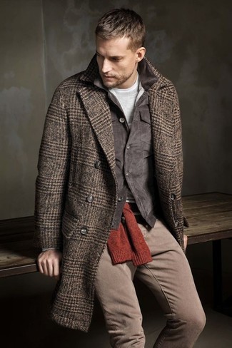 С чем носить вельветовую куртку мужчине в холод: Если ты любишь выглядеть стильно, и при этом чувствовать себя комфортно и нескованно, стоит примерить это сочетание вельветовой куртки и серых джинсов.