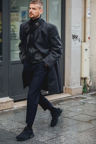 С чем носить синие брюки чинос в 30 лет в холод: Черное длинное пальто будет выглядеть прекрасно в тандеме с синими брюками чинос. Если подобный ансамбль кажется тебе слишком смелым, уравновесь его черными кроссовками.