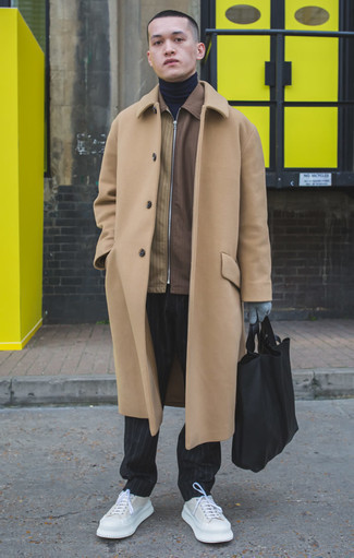 Модный лук: светло-коричневое длинное пальто, коричневая куртка харрингтон, темно-синяя водолазка, черные брюки чинос в вертикальную полоску