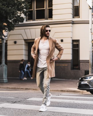 Какие кроссовки носить с серыми джинсами мужчине: Образ из светло-коричневого длинного пальто и серых джинсов поможет реализовать в твоем луке городской стиль современного джентльмена. Этот образ стильно дополнят кроссовки.