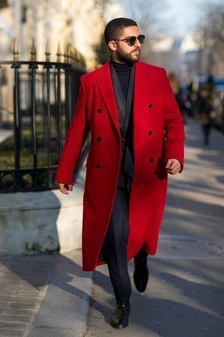 С чем носить красное длинное пальто: Комбо из красного длинного пальто и черных классических брюк позволит составить стильный и привлекательный образ. Не прочь поэкспериментировать? Тогда закончи ансамбль черными кожаными ботинками челси.