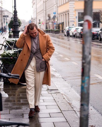 Какие классические брюки носить с табачным длинным пальто в 30 лет: Комбо из табачного длинного пальто и классических брюк позволит составить выразительный мужской образ. Этот лук чудесно дополнят темно-коричневые замшевые лоферы.