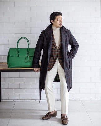 Какие лоферы носить с белыми классическими брюками мужчине в холод: Для воплощения элегантного вечернего лука великолепно подойдет темно-серое длинное пальто в шотландскую клетку и белые классические брюки. Идеально здесь будут смотреться лоферы.