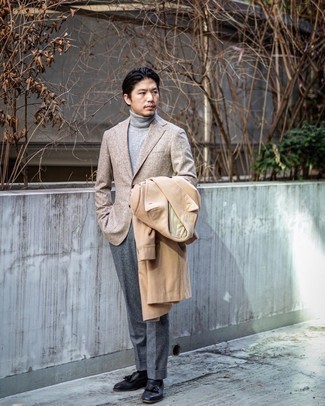 Модный лук: светло-коричневое длинное пальто, бежевый шерстяной пиджак, серая водолазка, серые шерстяные классические брюки