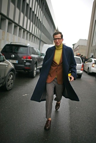 С чем носить коричневую куртку в 30 лет мужчине в холод: Коричневая куртка смотрится гармонично в тандеме с серыми классическими брюками. Вкупе с этим луком органично будут выглядеть темно-красные кожаные монки с двумя ремешками.