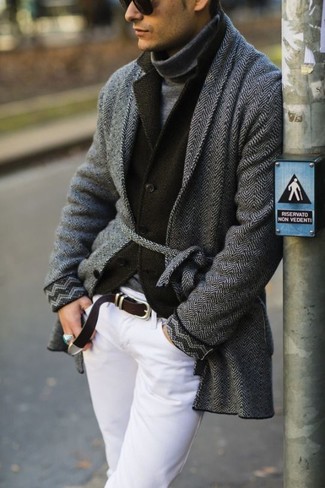 С чем носить темно-серую водолазку в 30 лет мужчине в стиле смарт-кэжуал: Если у тебя на работе нет дресс-кода как такового, обрати внимание на это тандем темно-серой водолазки и белых брюк чинос.