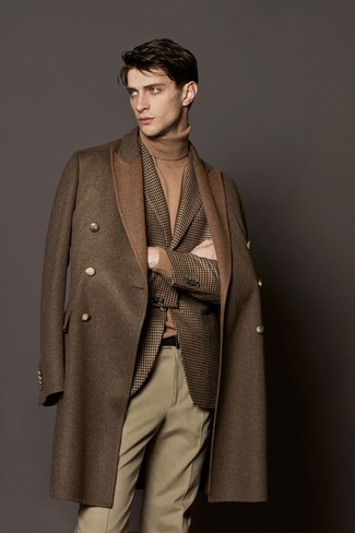 С чем носить коричневый шерстяной пиджак мужчине в холод: Коричневый шерстяной пиджак и бежевые шерстяные классические брюки помогут создать изысканный мужской образ.