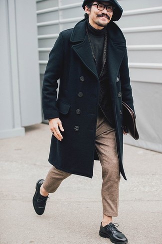С чем носить темно-серый шерстяной пиджак с узором "в ёлочку" за 40 лет мужчине: Сочетание темно-серого шерстяного пиджака с узором "в ёлочку" и коричневых шерстяных классических брюк — чудесный пример делового городского стиля. Что касается обуви, можно завершить образ черными кожаными туфлями дерби.