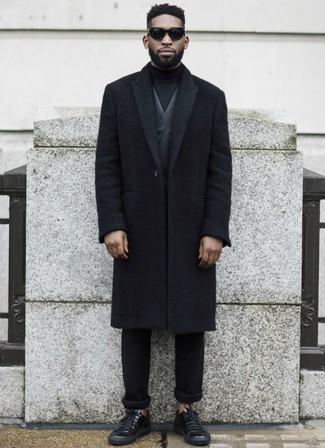 Как носить черное длинное пальто с темно-серым пиджаком: Черное длинное пальто в сочетании с темно-серым пиджаком поможет создать стильный классический лук. Ты можешь легко адаптировать такой лук к повседневным условиям городской жизни, надев черными кожаными низкими кедами.