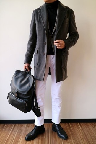 С чем носить темно-серый шерстяной пиджак в шотландскую клетку в 30 лет мужчине в прохладную погоду в стиле смарт-кэжуал: Дуэт темно-серого шерстяного пиджака в шотландскую клетку и белых брюк чинос смотрится очень стильно, согласен? Что же до обуви, можно завершить образ черными кожаными ботинками дезертами.